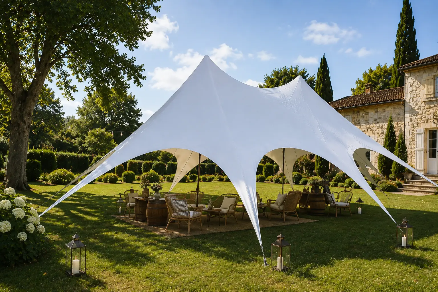 Canopée toile tendue blanche montée dans un jardin, salon lounge et lanternes